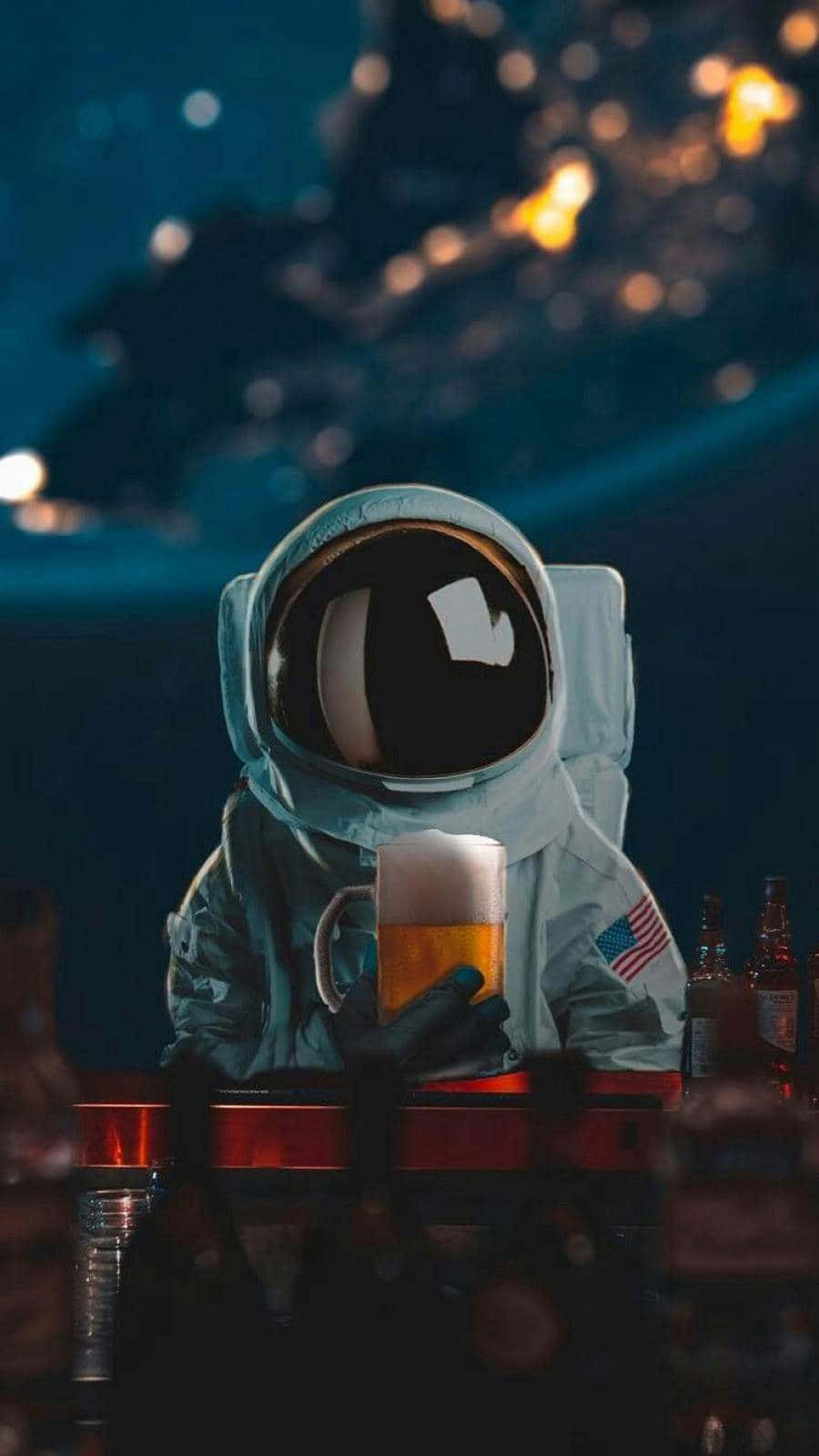 太空人在酒吧享受啤酒，背後有模糊的燈光。