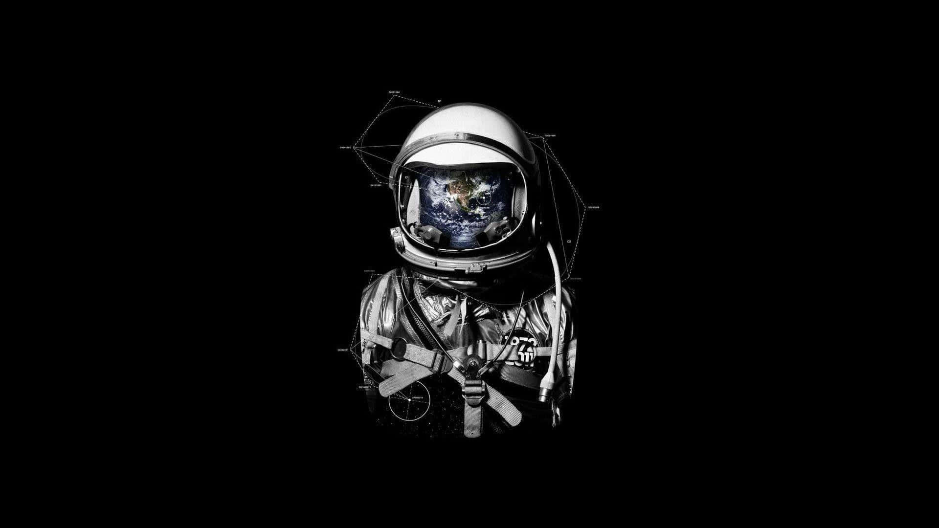 穿著太空衣的太空人透過頭盔面罩在黑色背景下觀看地球。