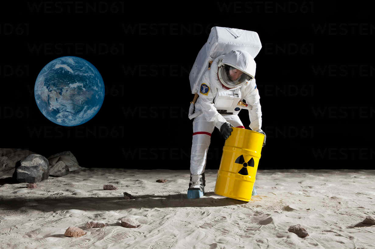 太空人在月球上攜帶黃色放射性桶，背景有地球