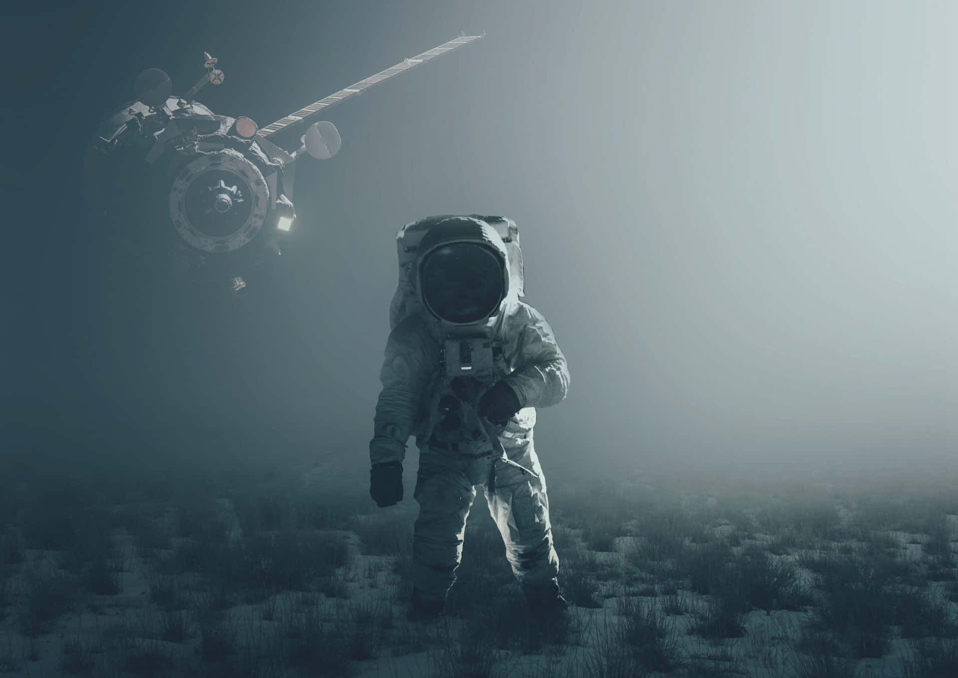 孤獨的太空人在外星行星上，霧中有太空船。