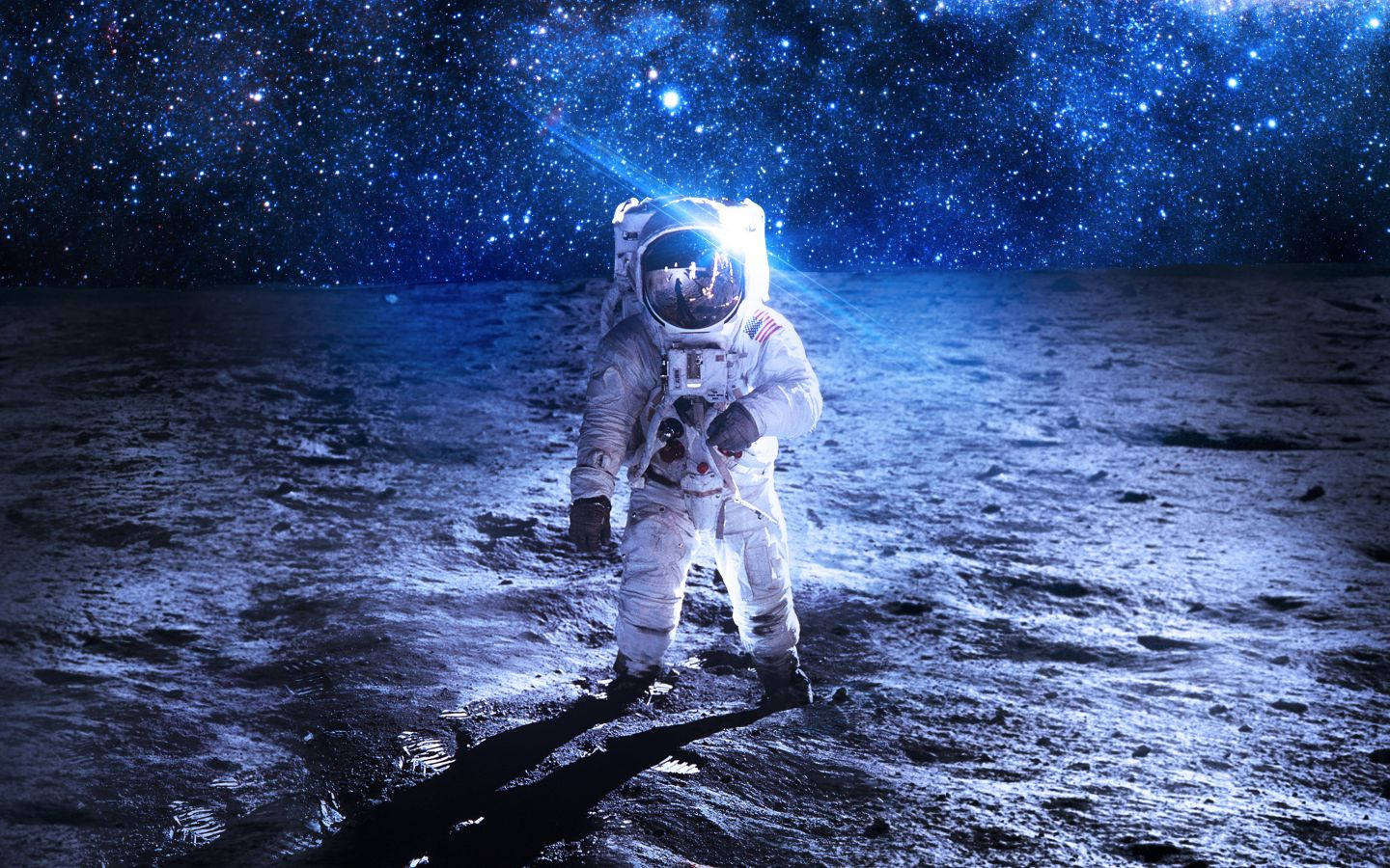 太空人在星光燦爛的天空下探索月球，伴隨著一道明亮的光束。