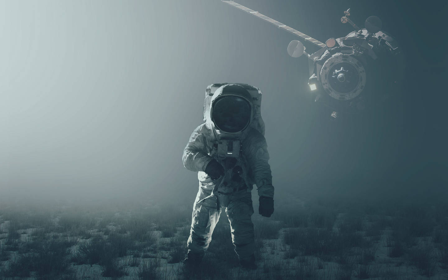 一名孤獨的太空人在霧濛濛的外星球上，背景有一艘太空船。