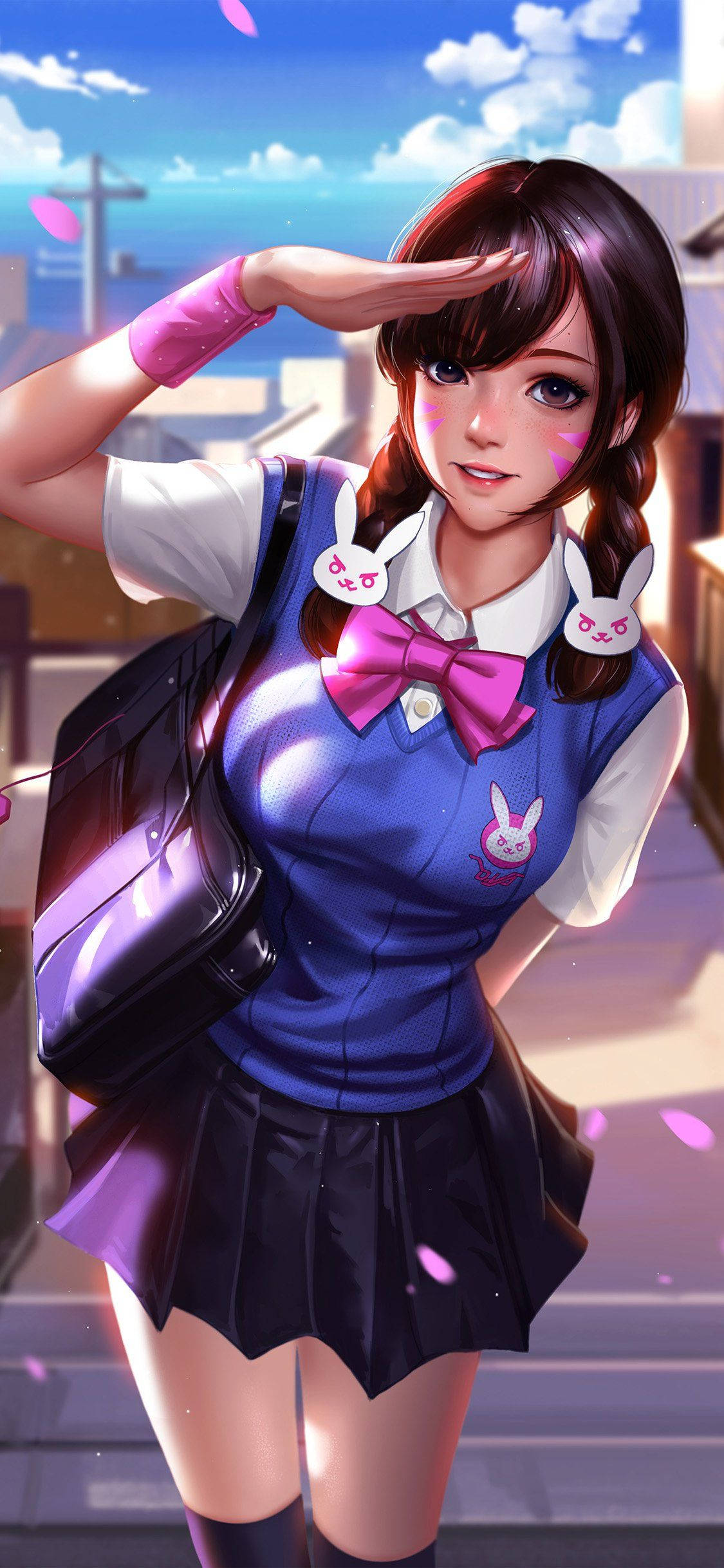 《守望先鋒》D.Va穿校服的可愛動漫手機壁紙 壁紙 — 一個開心的動漫女孩穿著藍色兔子主題校服，在明亮的天空下敬禮，粉紅色花瓣飄落。