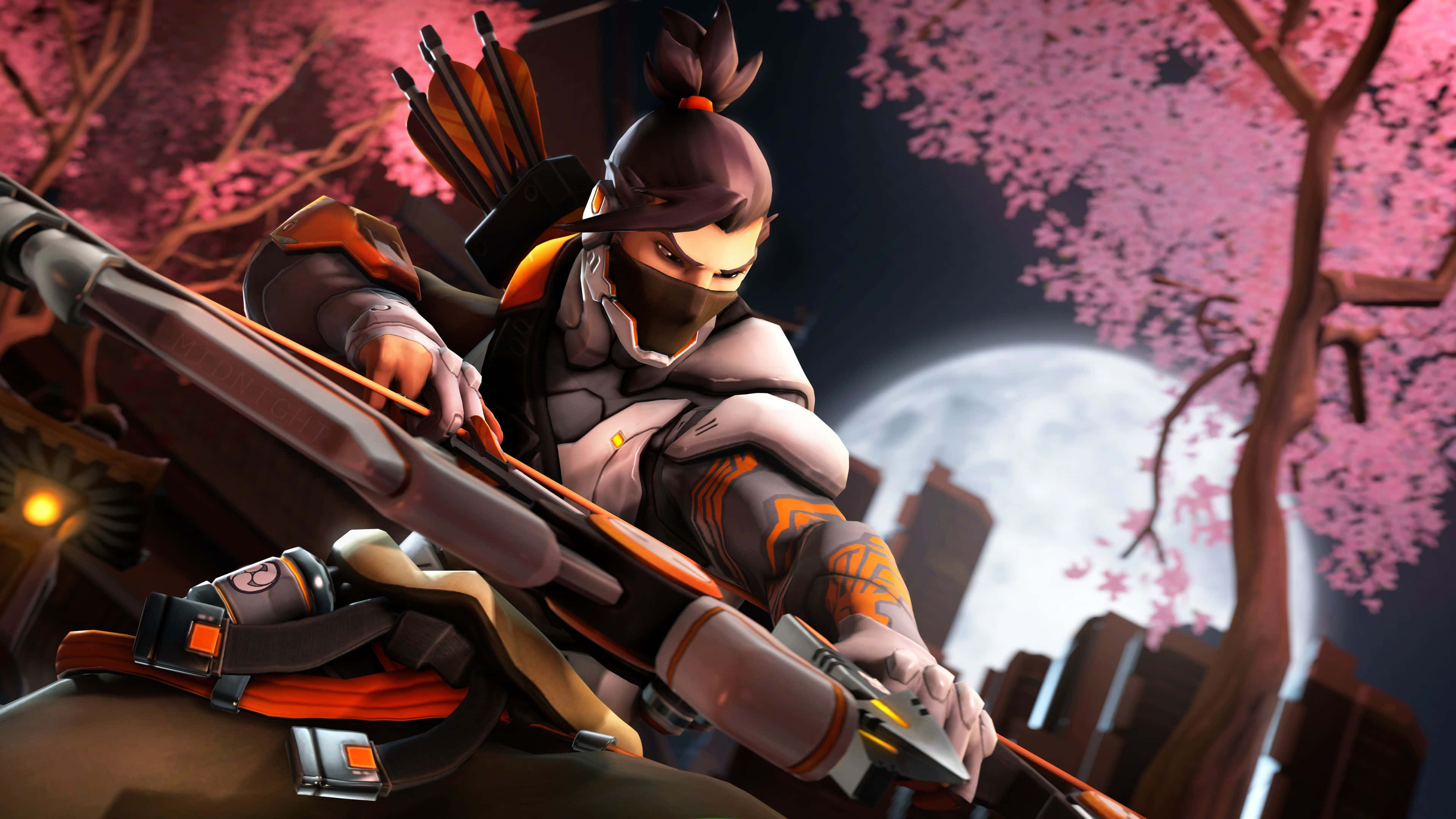 《守望先鋒》中 Hanzo 的激烈戰鬥瞬間 壁紙 — 一名身穿未來裝甲的忍者弓箭手在滿月下瞄準弓箭，滿月被粉紅櫻花環繞。