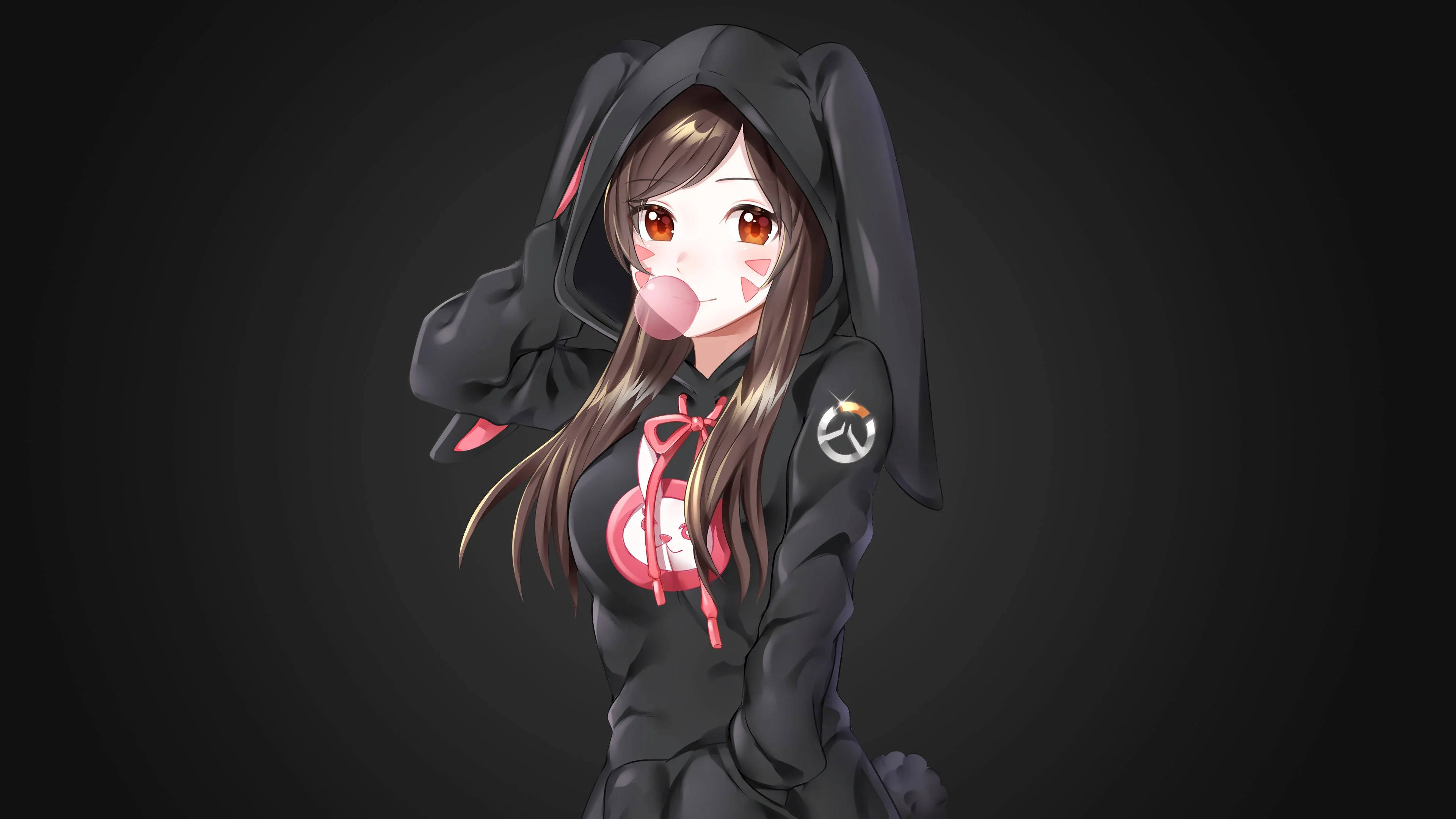 《守望先鋒》動漫女孩D.Va 壁紙 — 動漫女孩穿著黑色兔子連帽衫，帶有粉紅色點綴和紅色眼睛，在深色漸變背景前伸出舌頭。