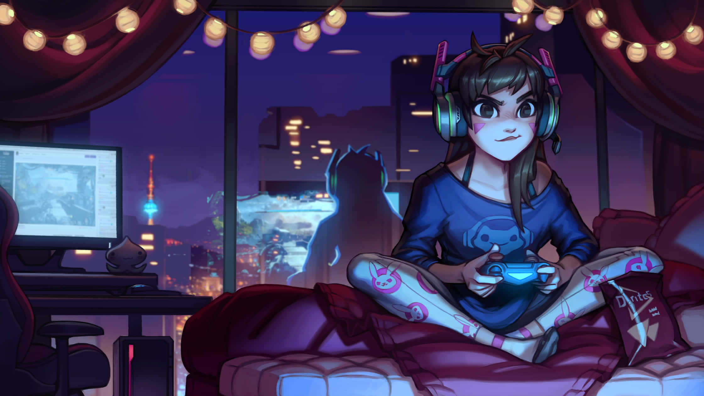 守望先鋒可愛遊戲女孩 D.Va 壁紙 — 一個戴著耳機的年輕遊戲玩家盤腿坐在沙發上，在夜晚玩電子遊戲，窗外可見城市燈光。