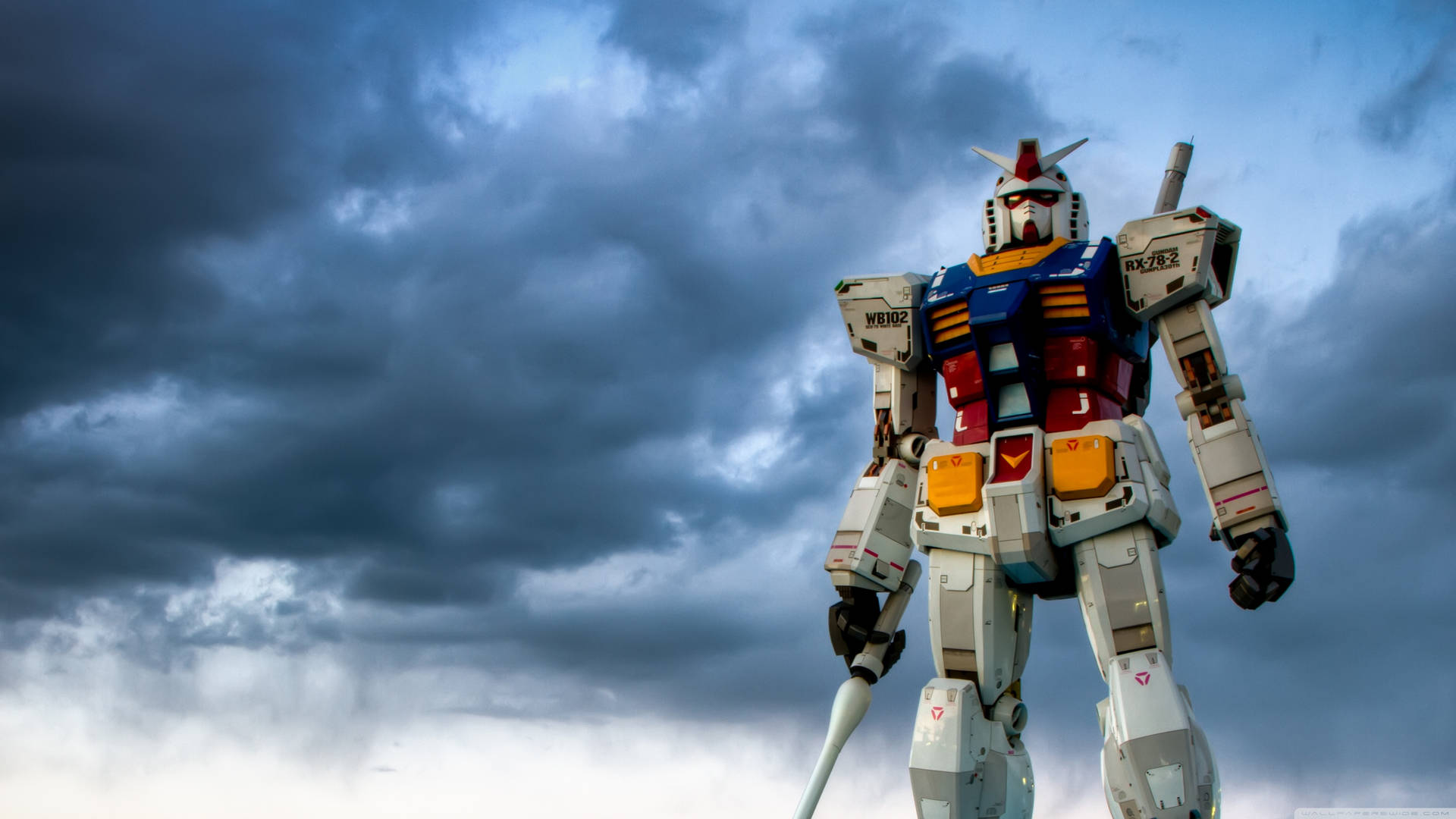 暴風雨天空下的Gundam機械人雕像 — 機動戰士鋼彈 壁紙