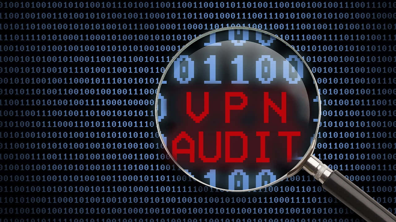 放大鏡聚焦於二進制代碼背景上的 VPN AUDIT 文字。