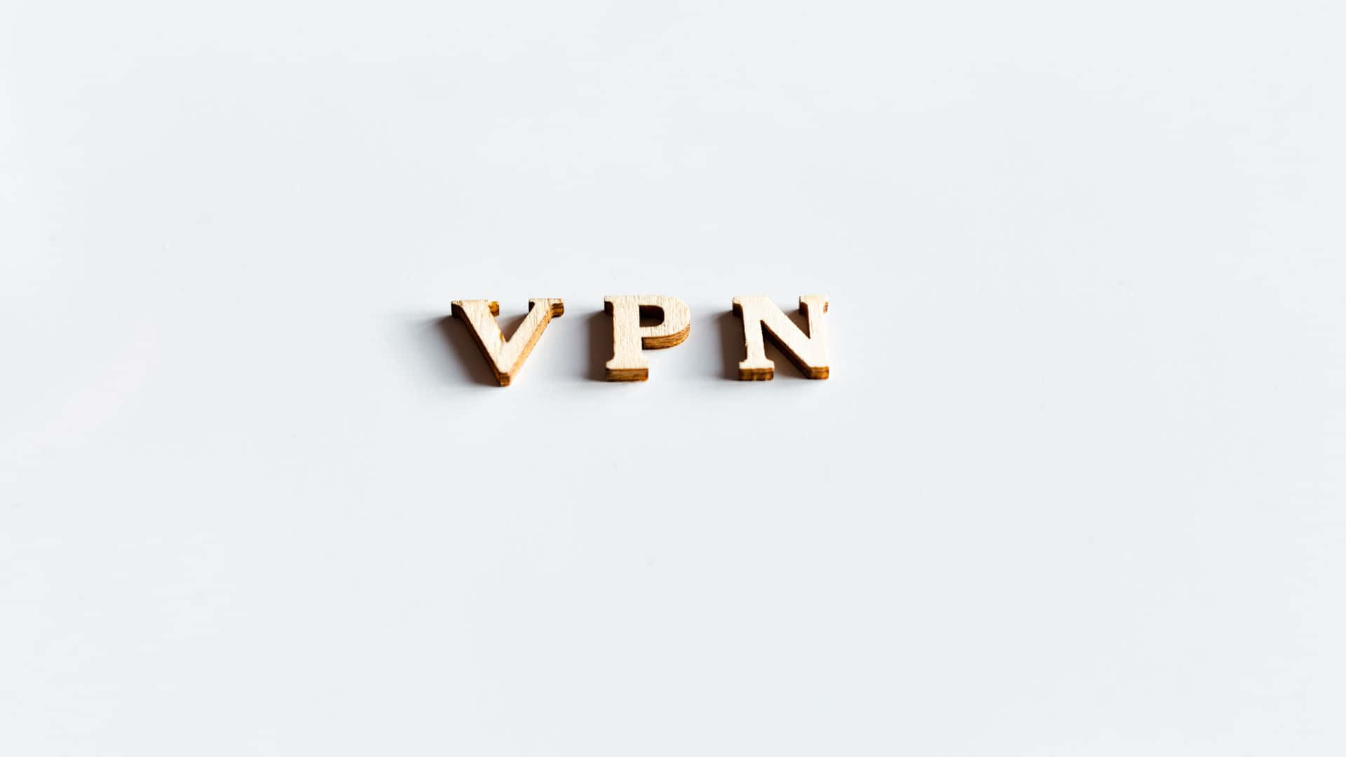木製字母在白色背景上拼出 VPN。