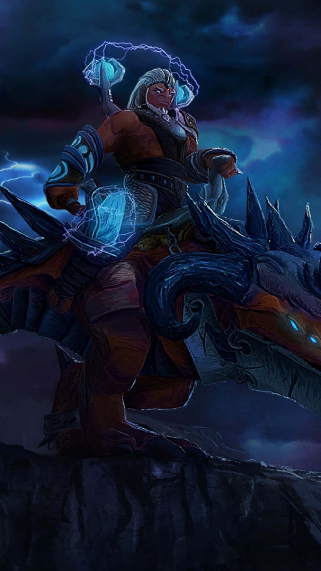 安卓 Dota 2 背景：干擾者 壁紙 — 一位強大的戰士帶著發光的藍色閃電魔法，騎著帶刺的龍，在暴風雨的夜空中飛翔。
