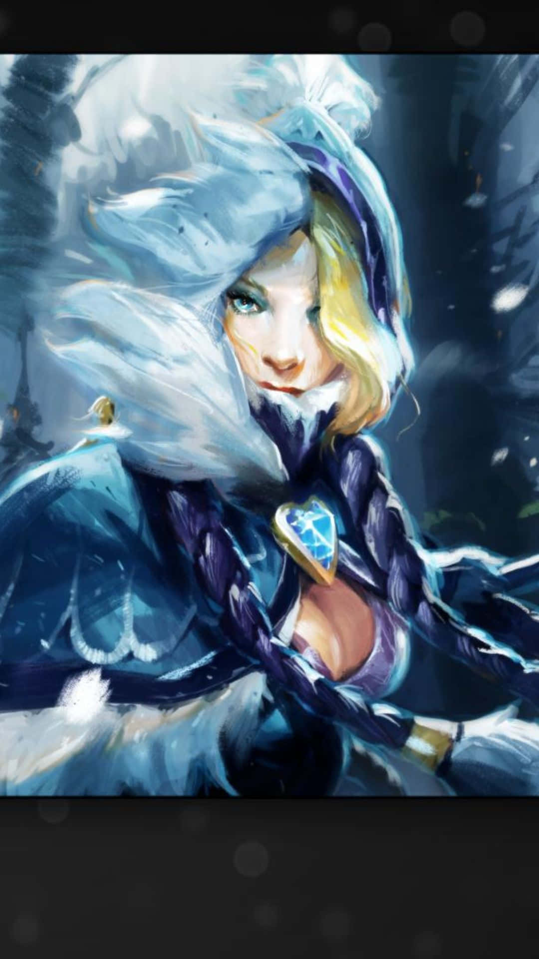 安卓 Dota 2 背景：水晶女郎 壁紙 — 一位兇猛的金髮戰士身穿藍色毛皮連帽斗篷，在旋轉的雪花中站立，目光堅定。