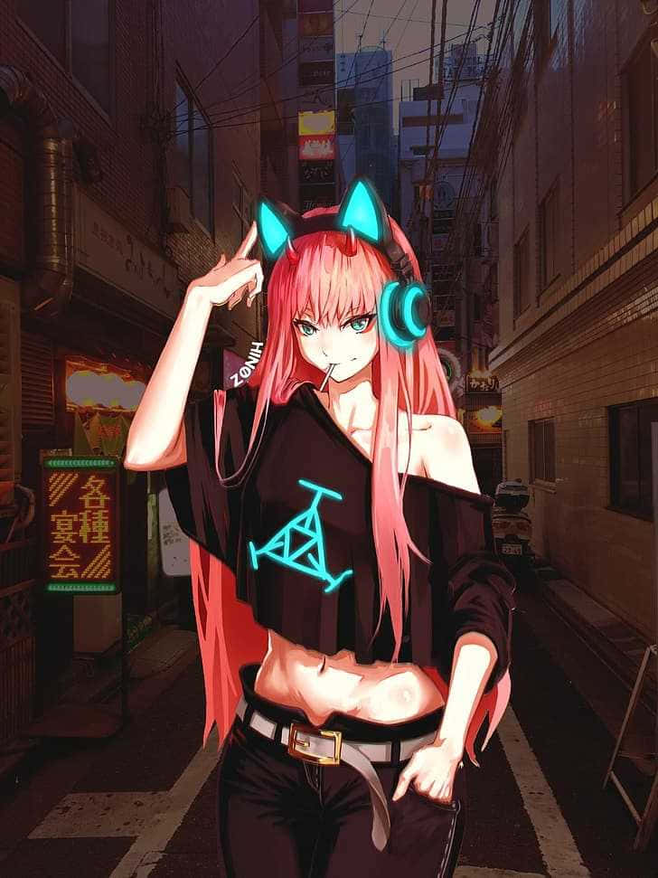 粉紅色頭髮和藍色貓耳的動漫女孩，在夜晚霓虹燈閃爍的城市小巷中。 — 安卓 壁紙