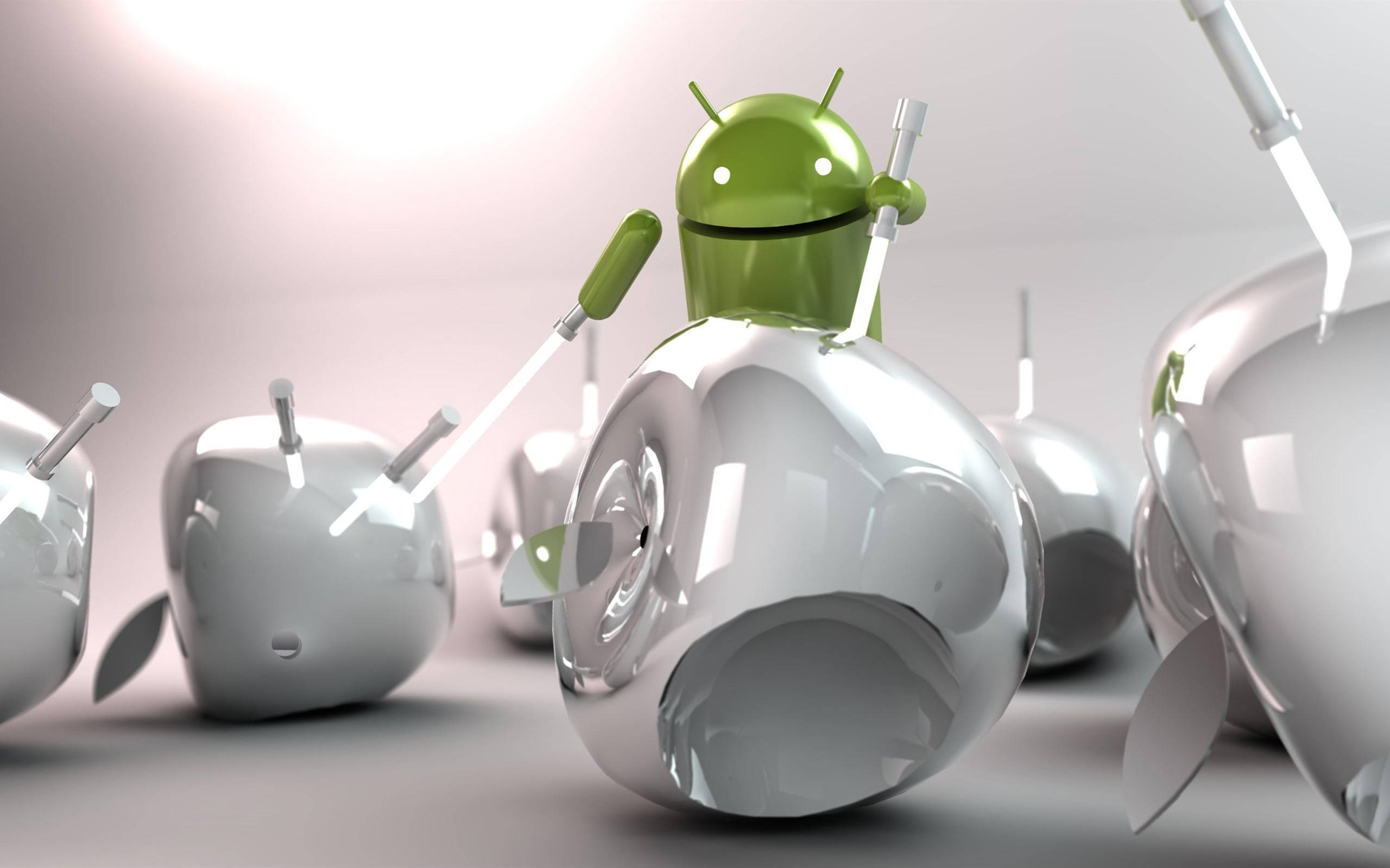 安卓對抗蘋果桌面 壁紙 — 一個綠色Android吉祥物企喺一個鉻蘋果形狀嘅物件上面，周圍有類似嘅物件，喺柔和嘅工作室燈光下。