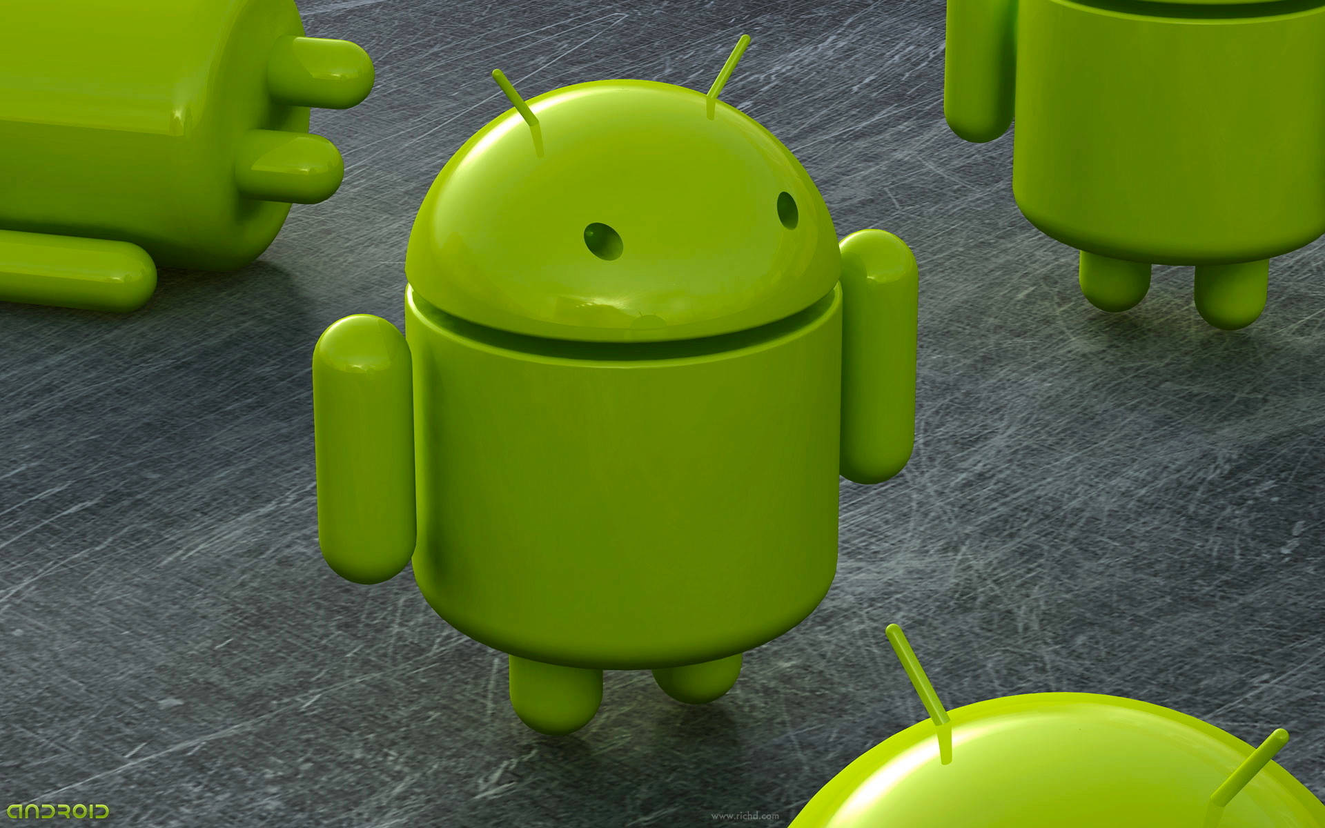 安卓標誌平板 壁紙 — 一個有光澤的綠色Android機械人吉祥物站在其他吉祥物中間，位於深色紋理表面上。