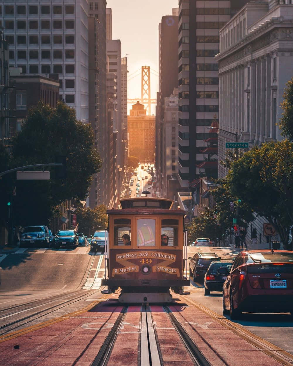 夕陽下范尼斯大道上的纜車，背景為金門大橋。