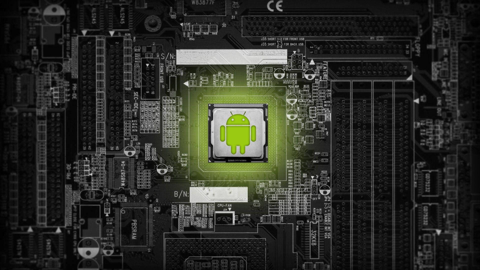 安卓裝置主機板 壁紙 — 一個發光的綠色Android機械人圖示，置中於一塊細節豐富的黑色電路板上，帶有複雜的電子元件。