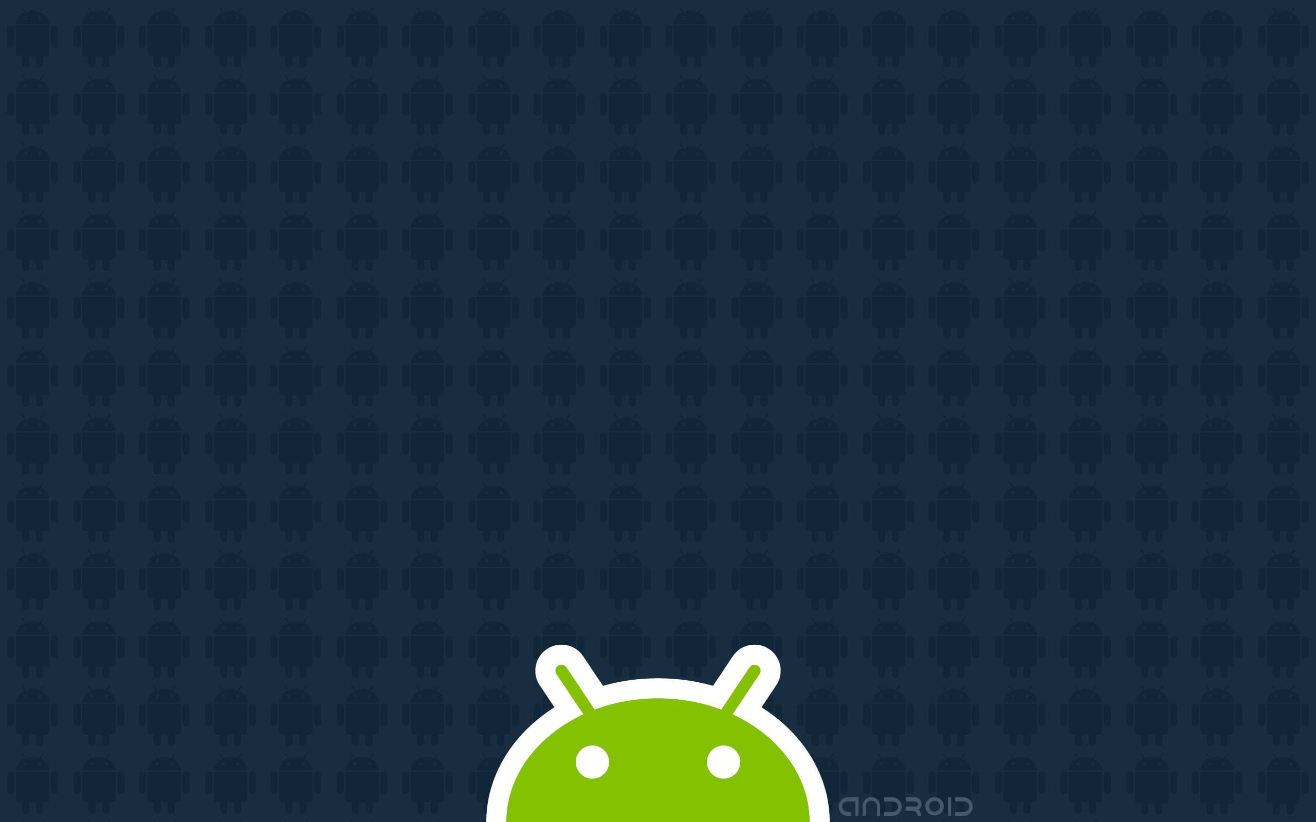 安卓貼紙桌面 壁紙 — 一個綠色Android機械人標誌，帶有白色輪廓，出現在深藍色背景的底部中央，背景充滿了微弱的重複Android圖標。