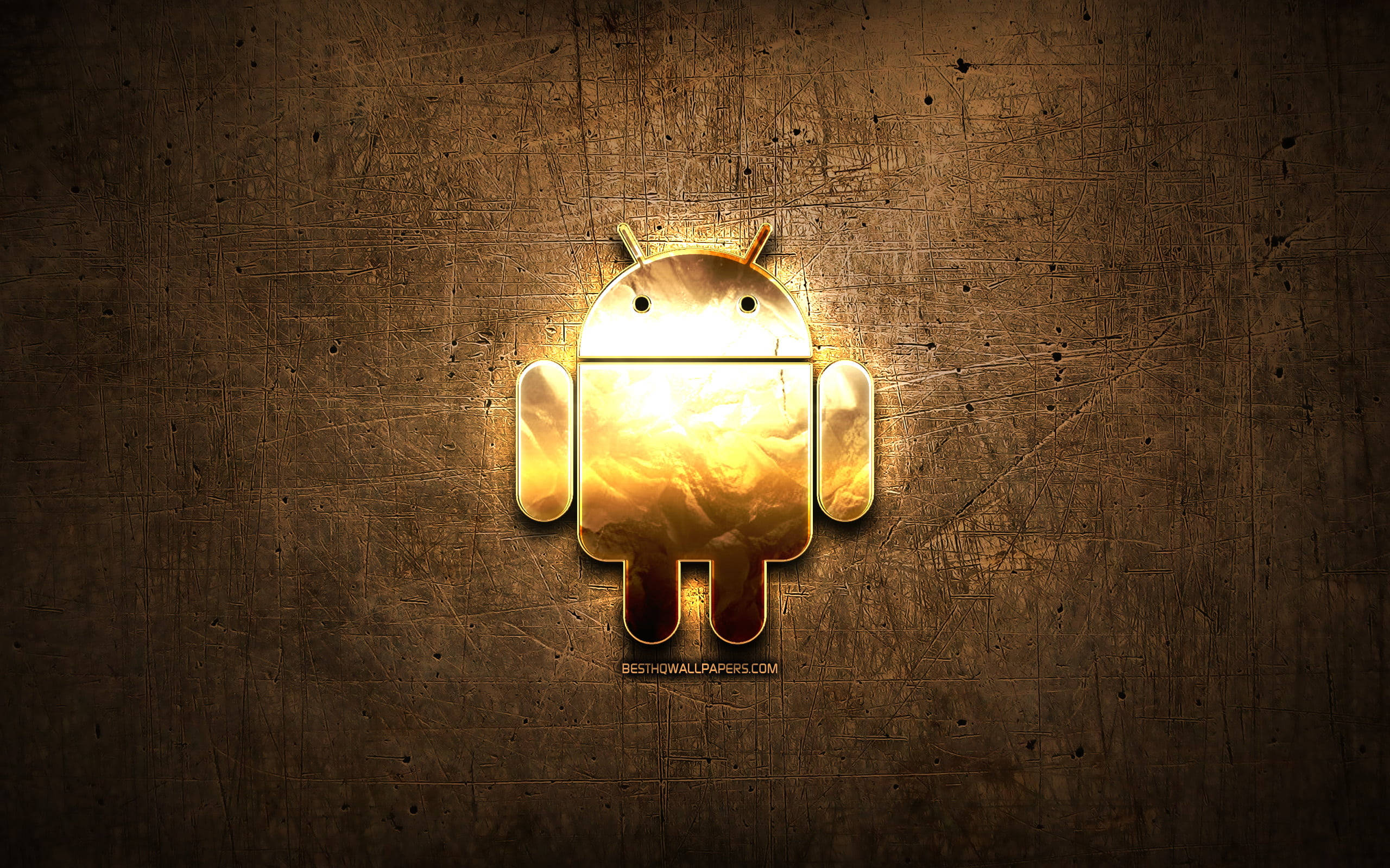 安卓金屬徽章桌面 壁紙 — 一個發光的金色Android機械人圖示，在帶有紋理的銹褐色金屬背景上散發溫暖。