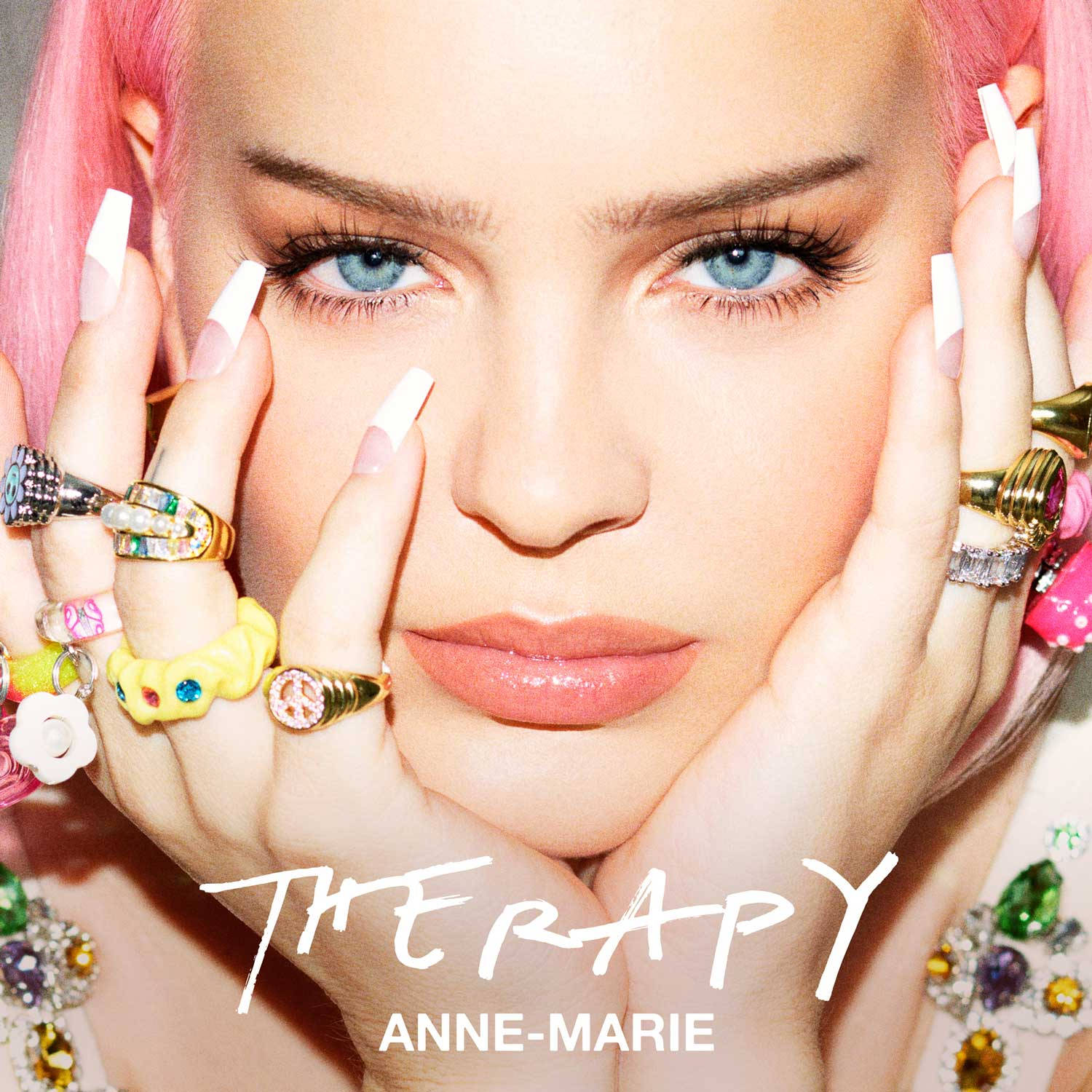 Anne-Marie 粉紅色頭髮同色彩繽紛戒指嘅華麗肖像。