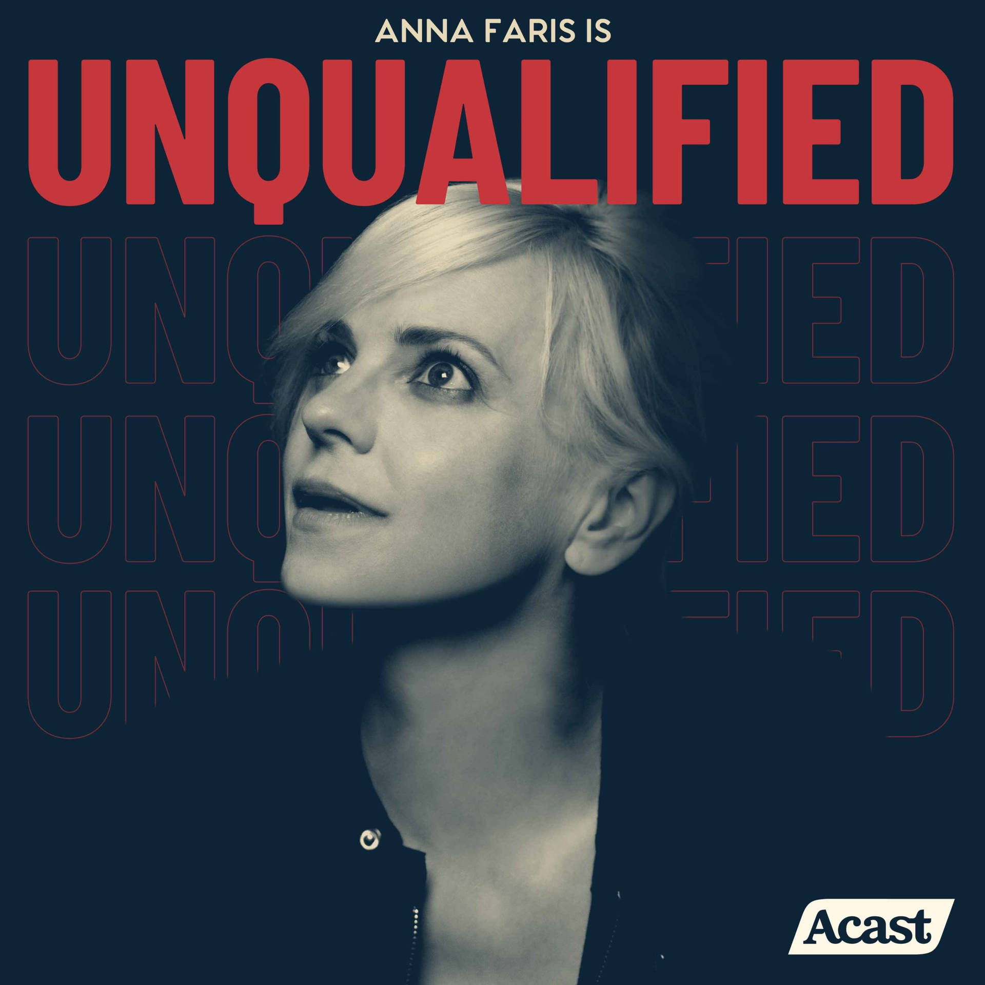 Anna Faris 在播客封面中，身後有粗體紅色文字寫著「UNQUALIFIED」。