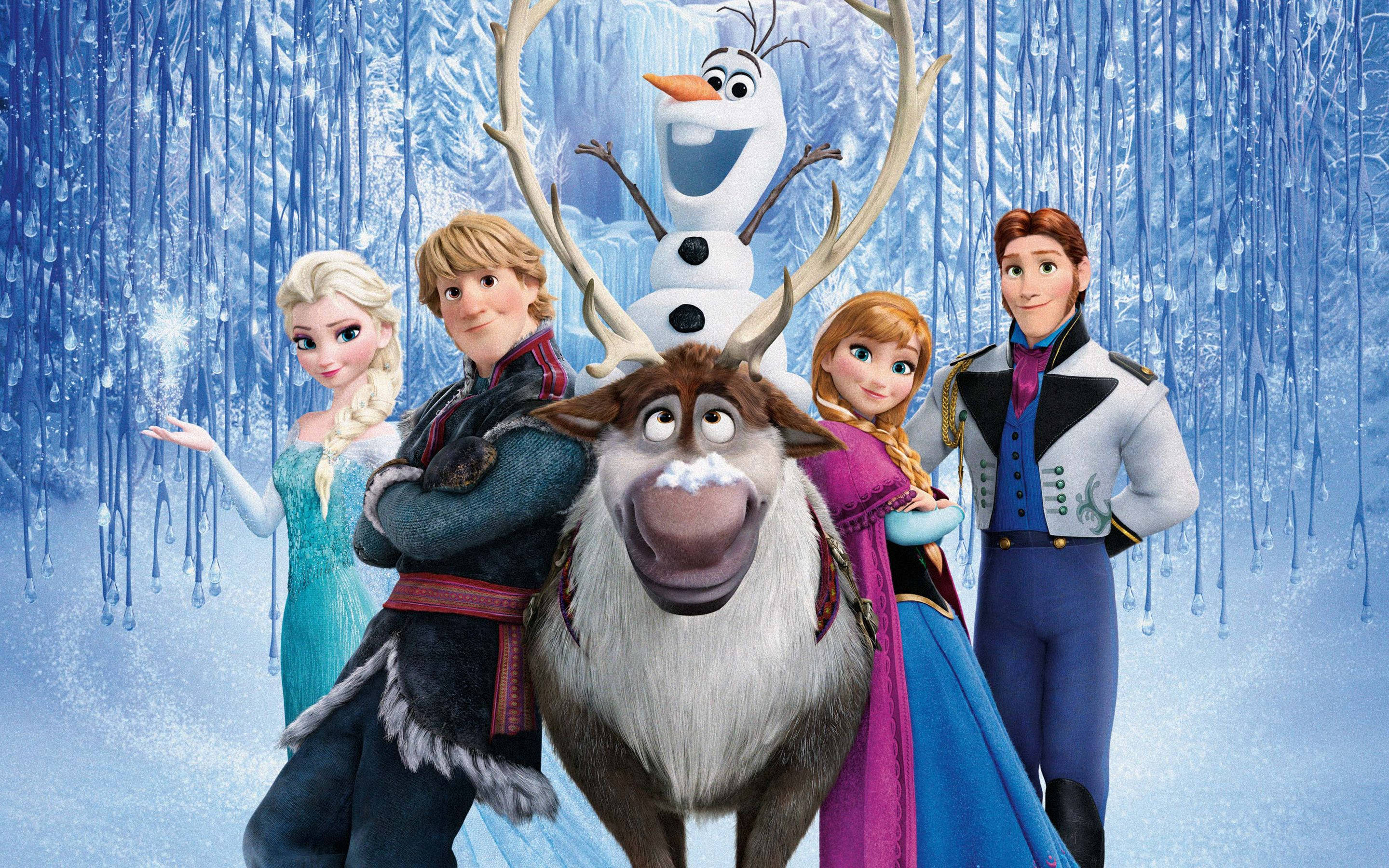 安娜與同伴們踏上《冰雪奇緣2》的魔法森林冒險 壁紙 — 魔雪奇緣角色愛莎安娜基斯托夫小白和斯特一起站在一個神奇的冰森林中，掛著冰柱和藍色的冬日光線。