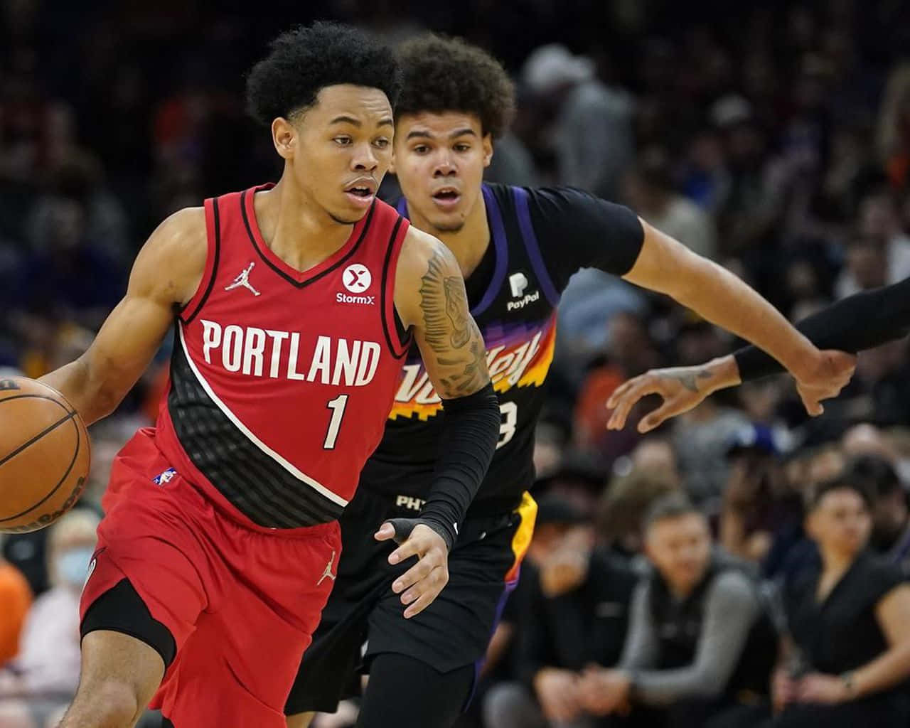 波特蘭拓荒者球員喺NBA比賽中運球突破鳳凰城太陽防守球員。