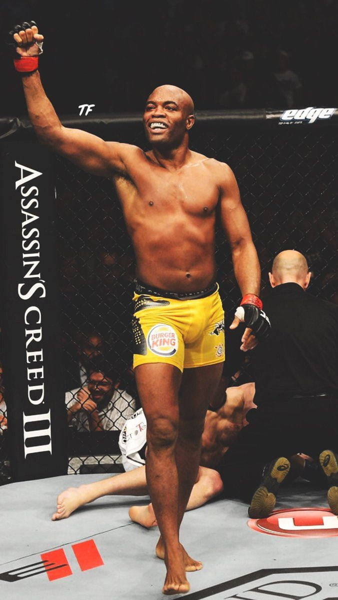 MMA選手在八角籠中擊敗對手後慶祝勝利。