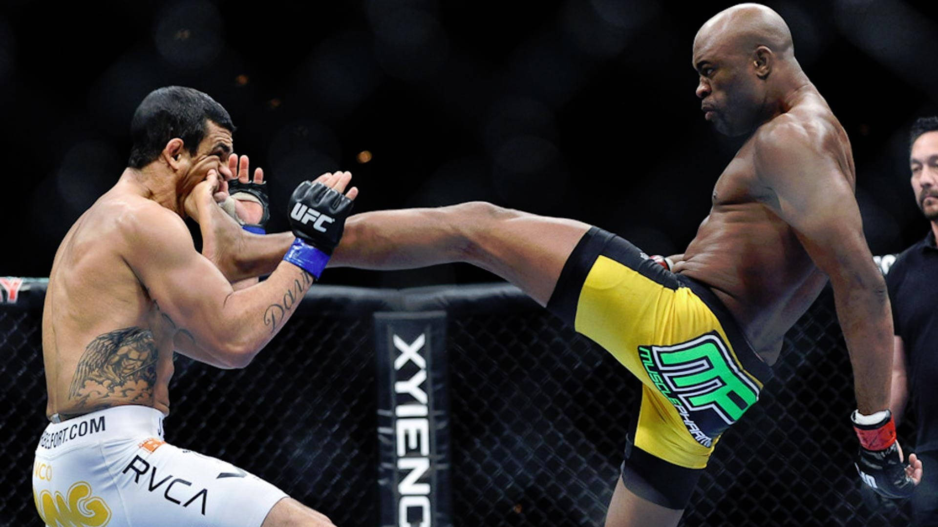 兩名MMA拳手在UFC八角籠內交戰，其中一人踢出高踢。
