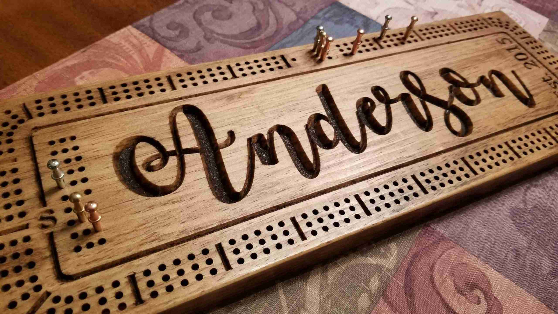 訂製木製克里比奇板，以草書刻有「Anderson」。