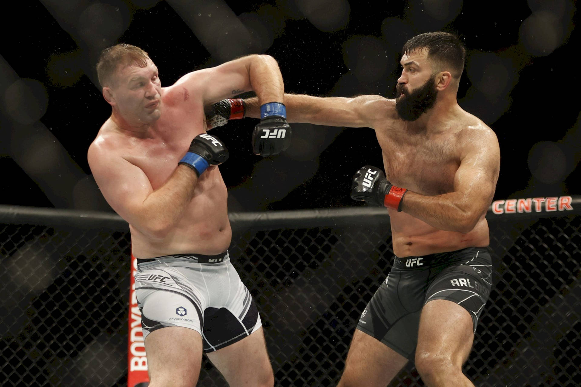 兩名男性MMA拳手在UFC比賽期間於八角籠內互換拳擊。