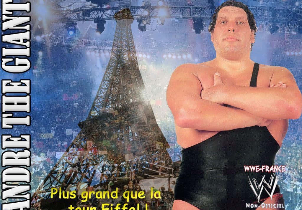 摔角手 Andre the Giant 在 WWE 活動中於艾菲爾鐵塔前擺姿勢。