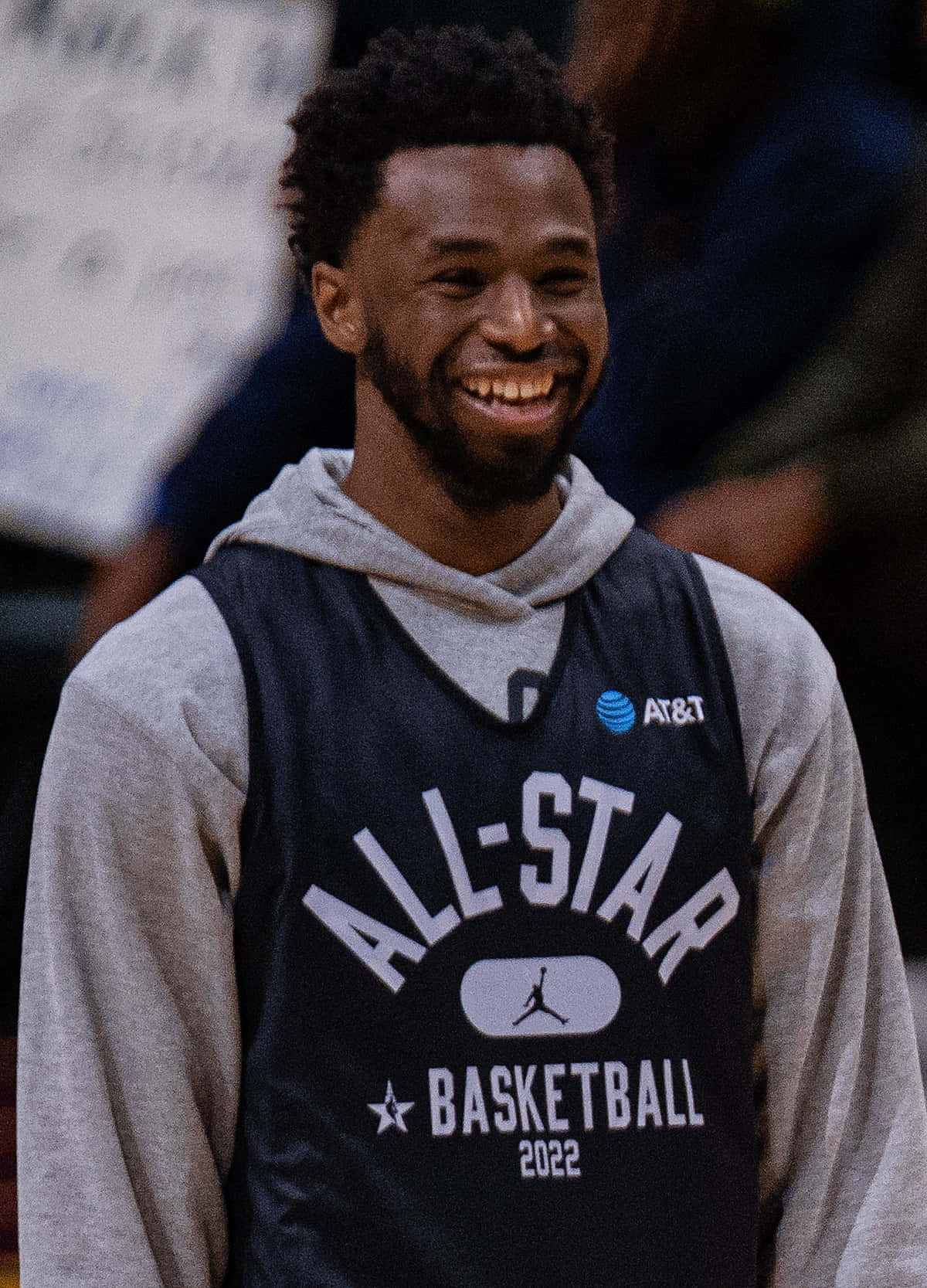 籃球運動員在比賽中穿著All-Star 2022球衣微笑。