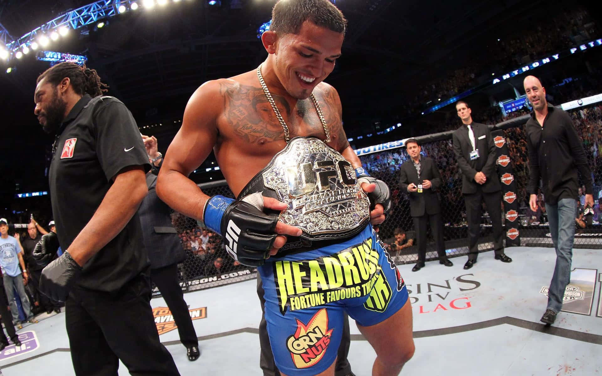 UFC拳手在八角籠中獲勝後手持冠軍腰帶