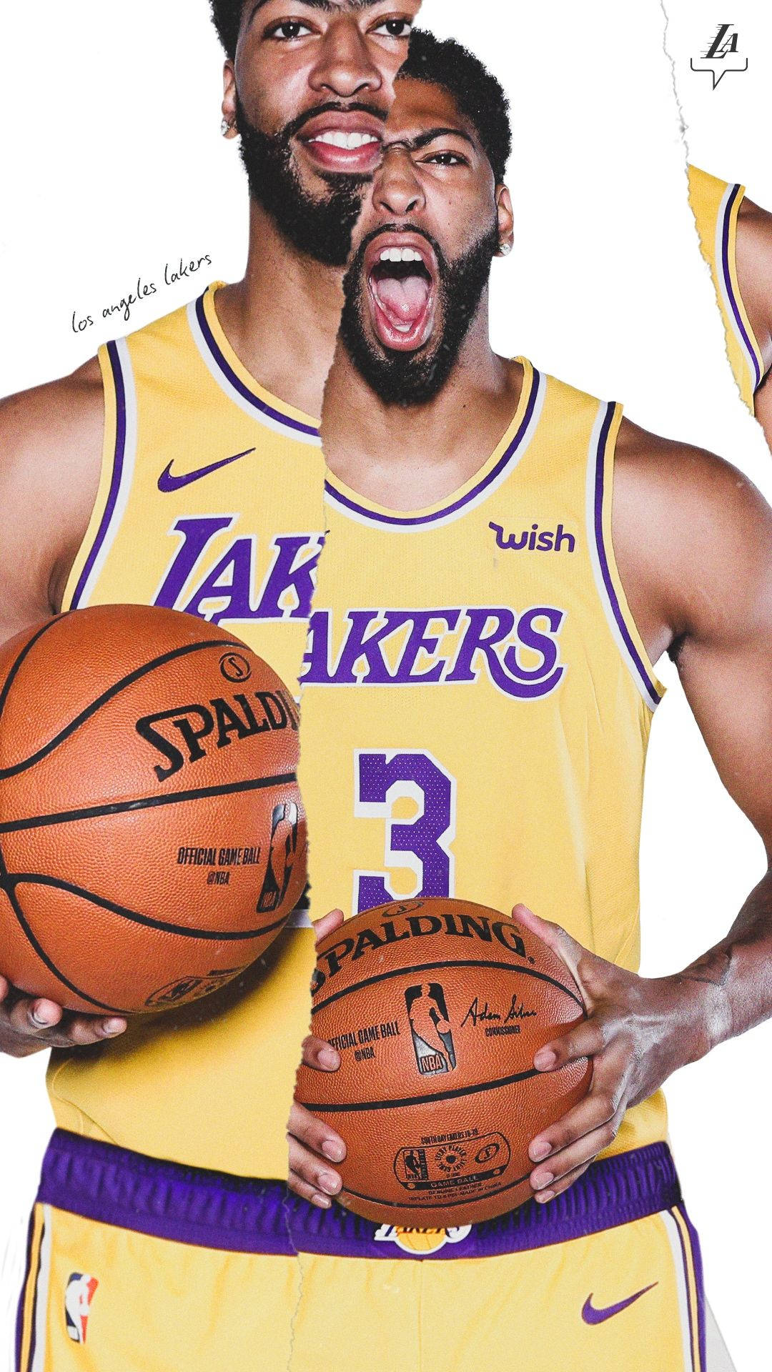 兩名身穿黃色制服的湖人籃球運動員手持 Spalding 球。