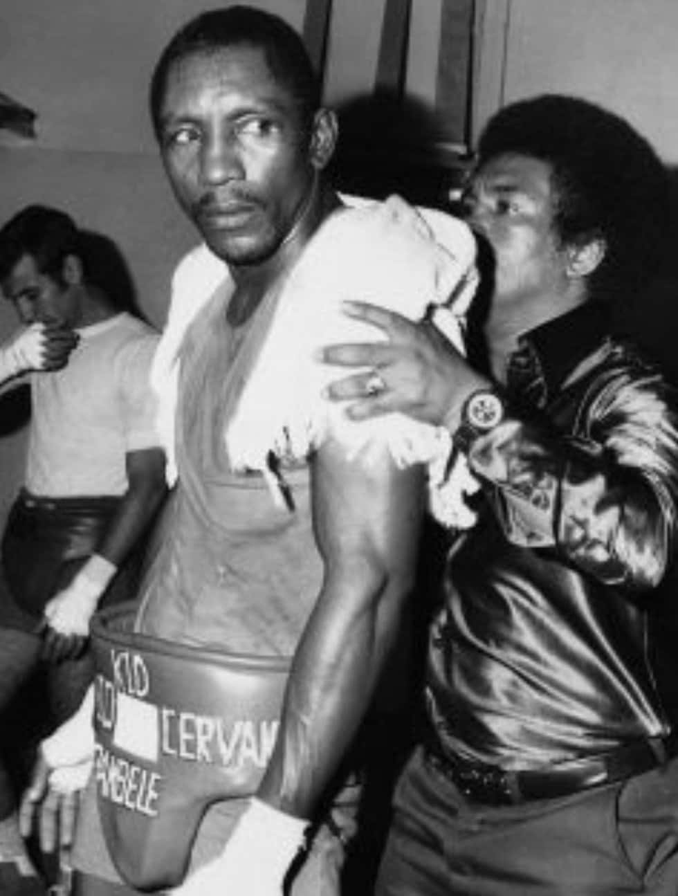 拳擊手 Kid Cervan Tambabele 穿著拳擊裝備與教練
