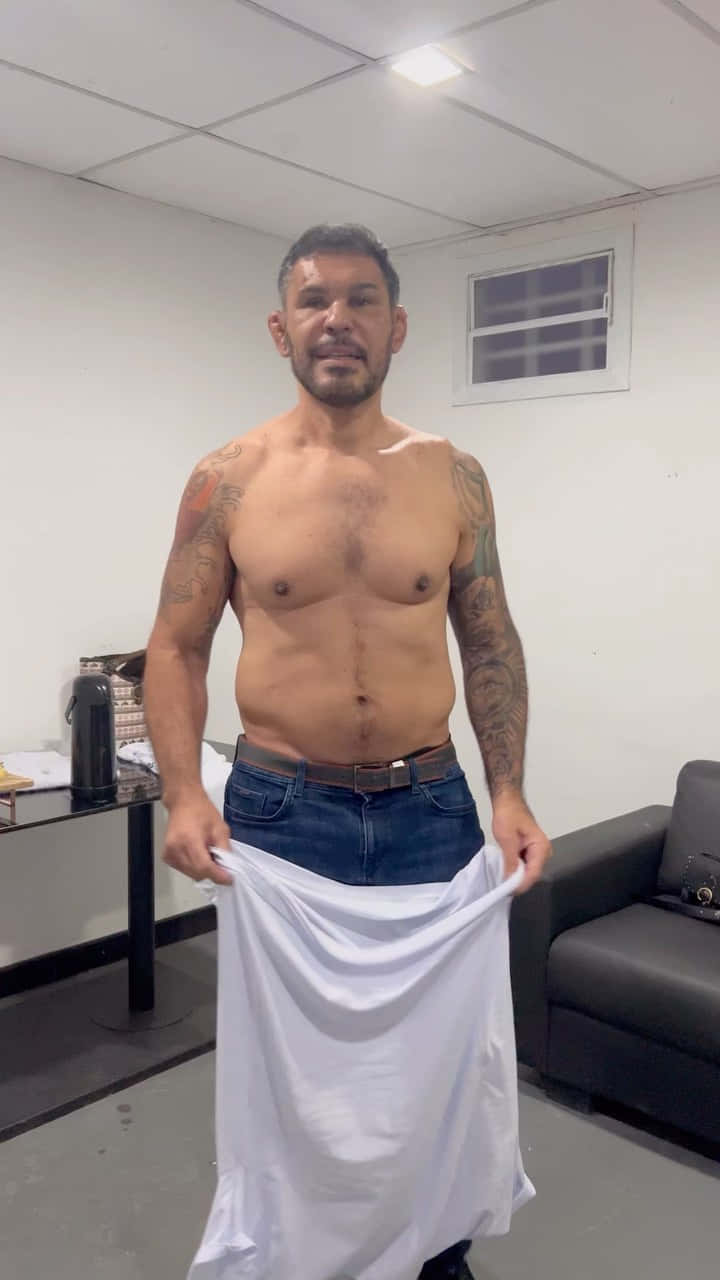 紋身男人在辦公室舉起白色T恤