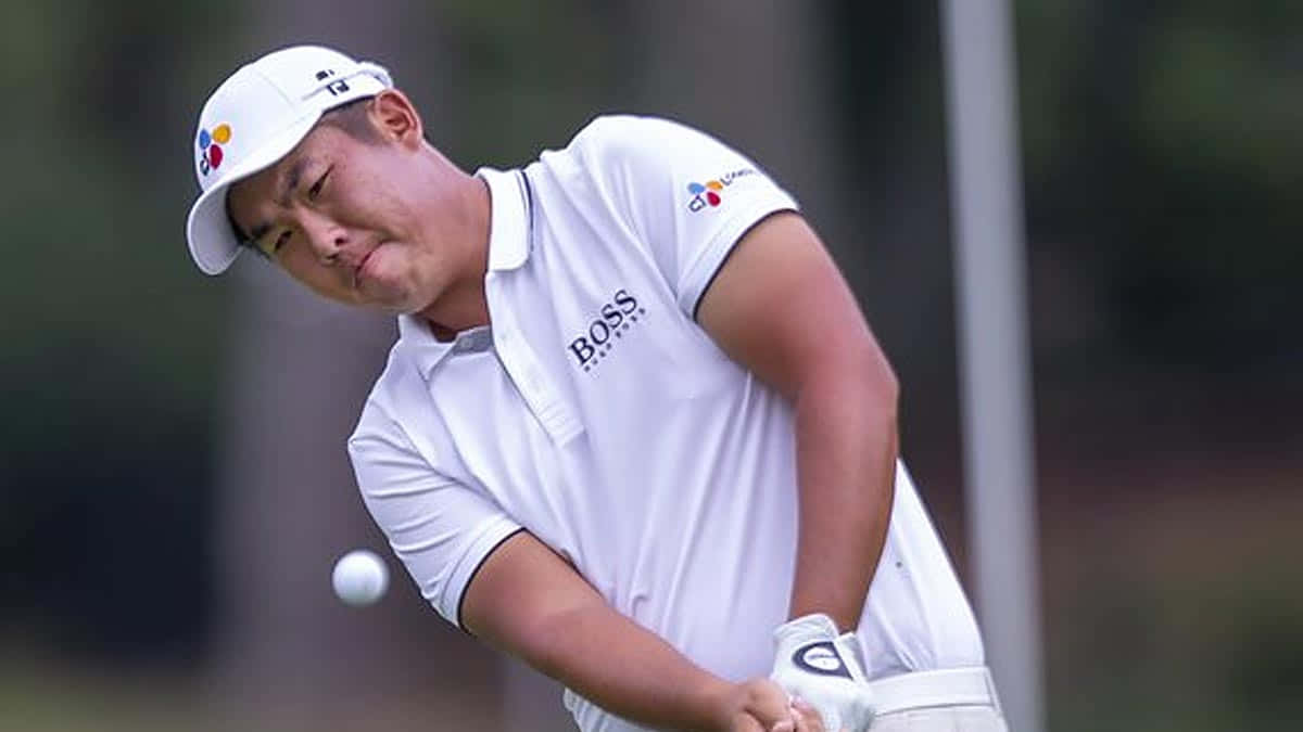 專業高爾夫球手在陽光明媚的日子中揮桿