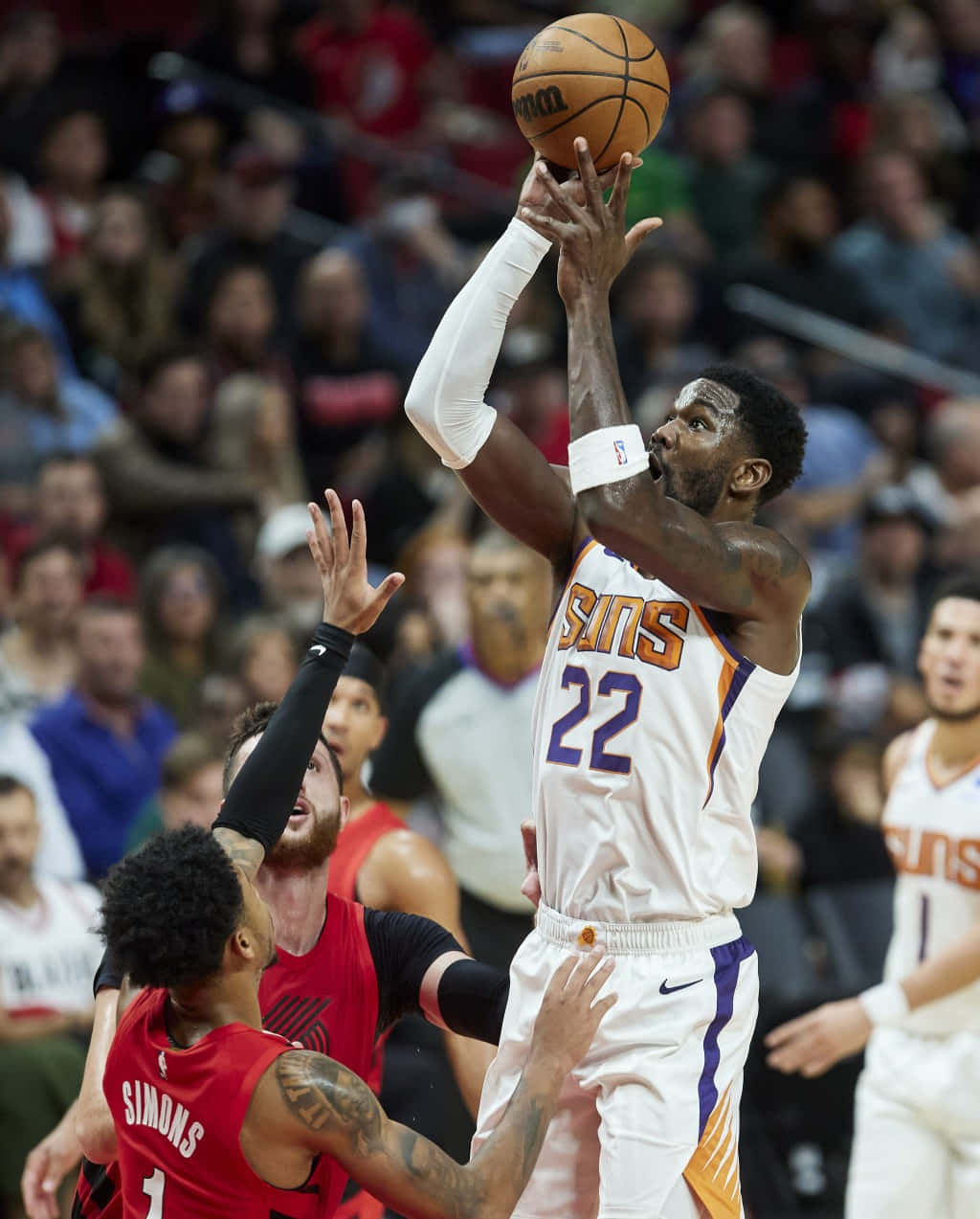 鳳凰城太陽隊球員在NBA比賽中近距離防守下投籃。