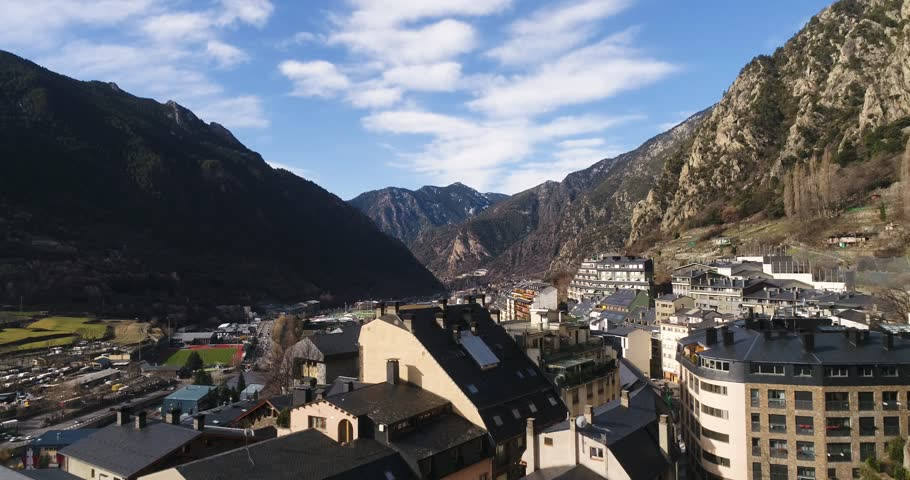 山村，山谷中有建築物，在藍天白雲下。