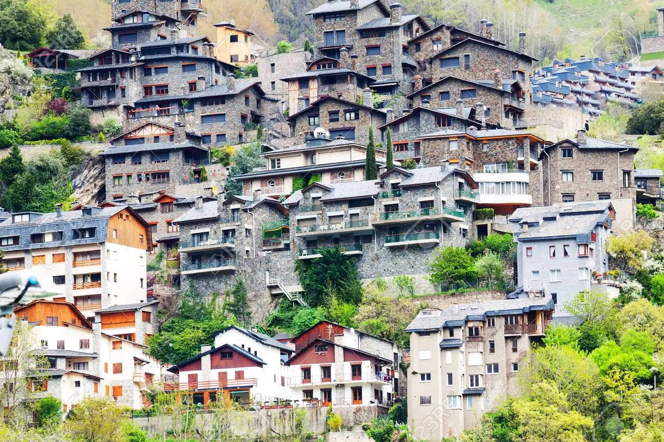 在歐洲村莊的綠色山坡上建造的石屋。