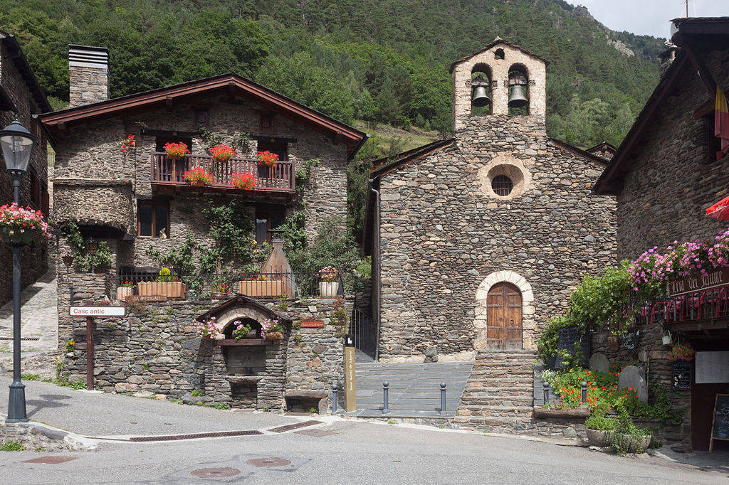 石村街道，有教堂和鮮花陽台，位於山谷