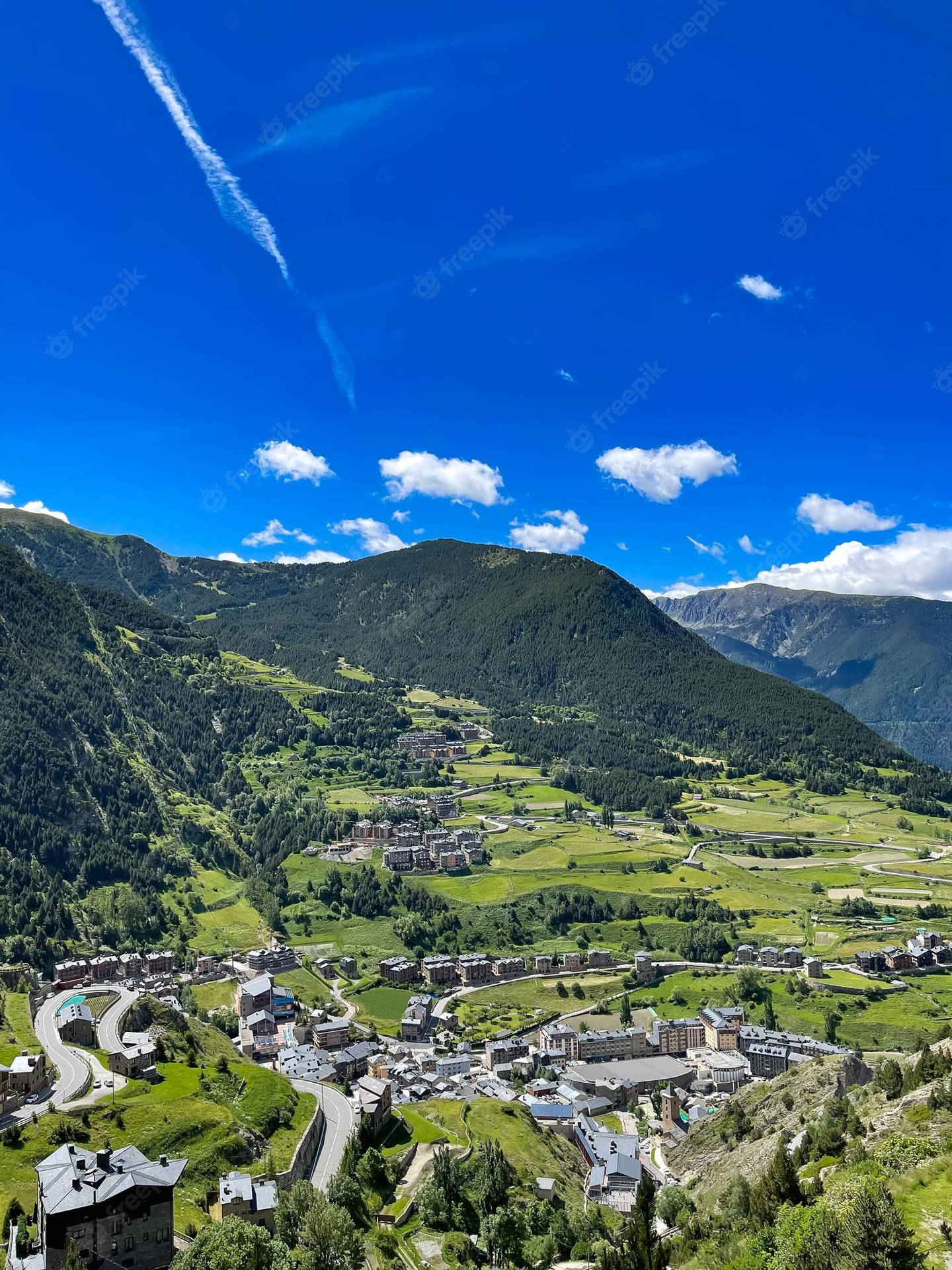 綠色山谷中的山村，晴朗藍天白雲