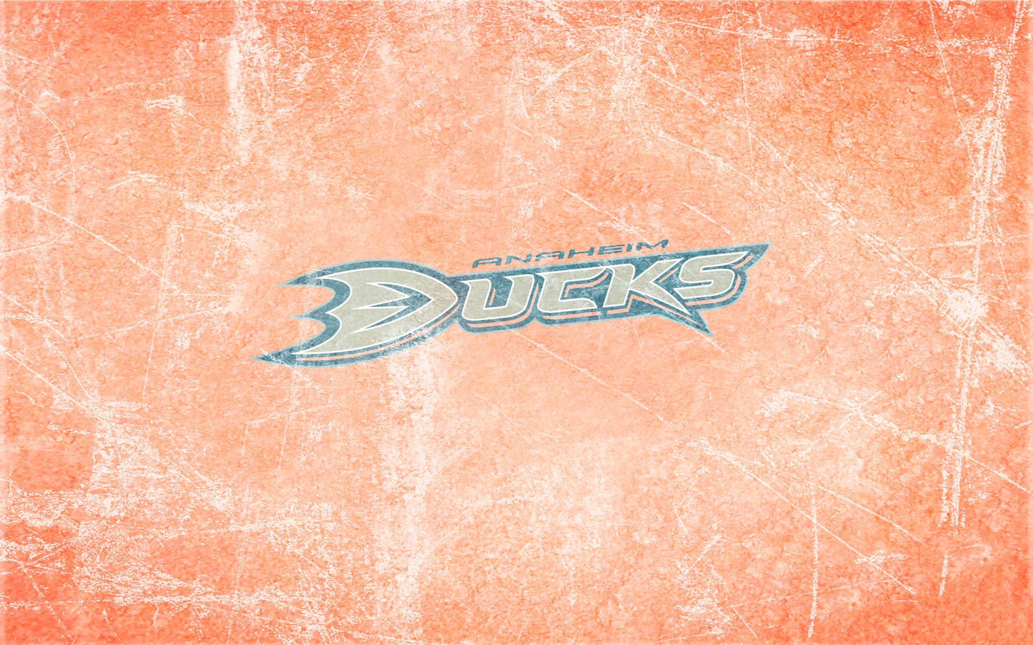 安那罕鴨隊主宰冰面 壁紙 — Anaheim Ducks 標誌居中位於帶有白色刮痕和磨損的紋理橙色冰面場地上。