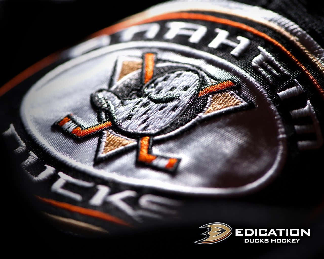Anaheim Ducks 冰球隊徽章，帶有刺繡標誌和橙色點綴。