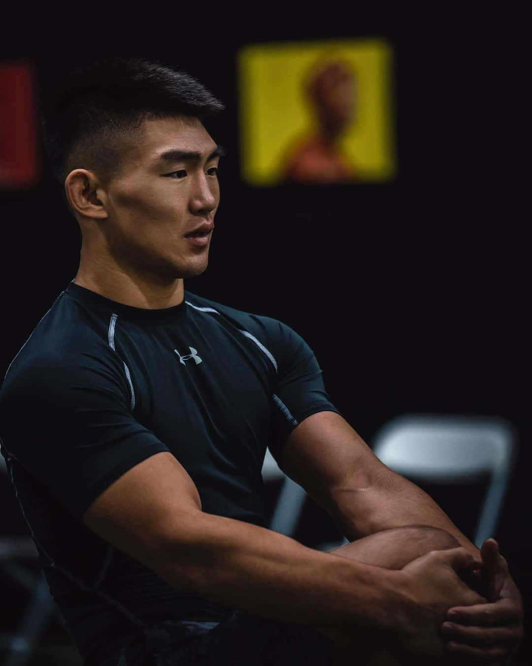 一個專注的男性運動員在健身房穿著黑色襯衫。