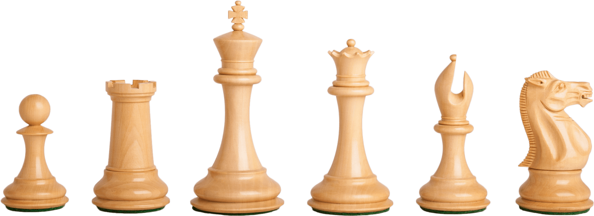完整木製棋子套裝 壁紙 — 六個淺色木製國際象棋棋子排成一排，背景為鮮明的黑色。