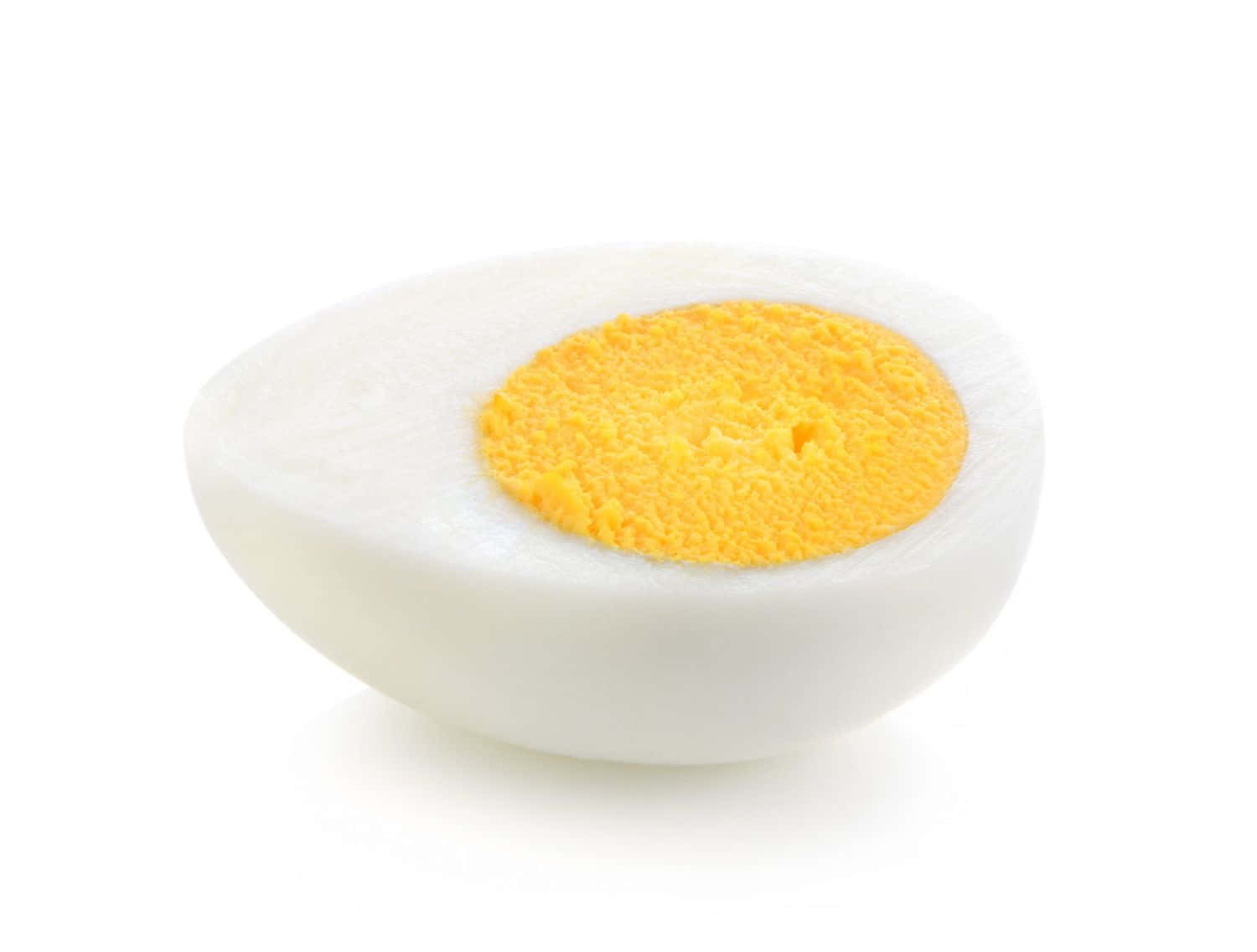 Eggs 桌布 壁紙 — 完美切半的水煮蛋，在純白背景下展現出鮮黃色的蛋黃。