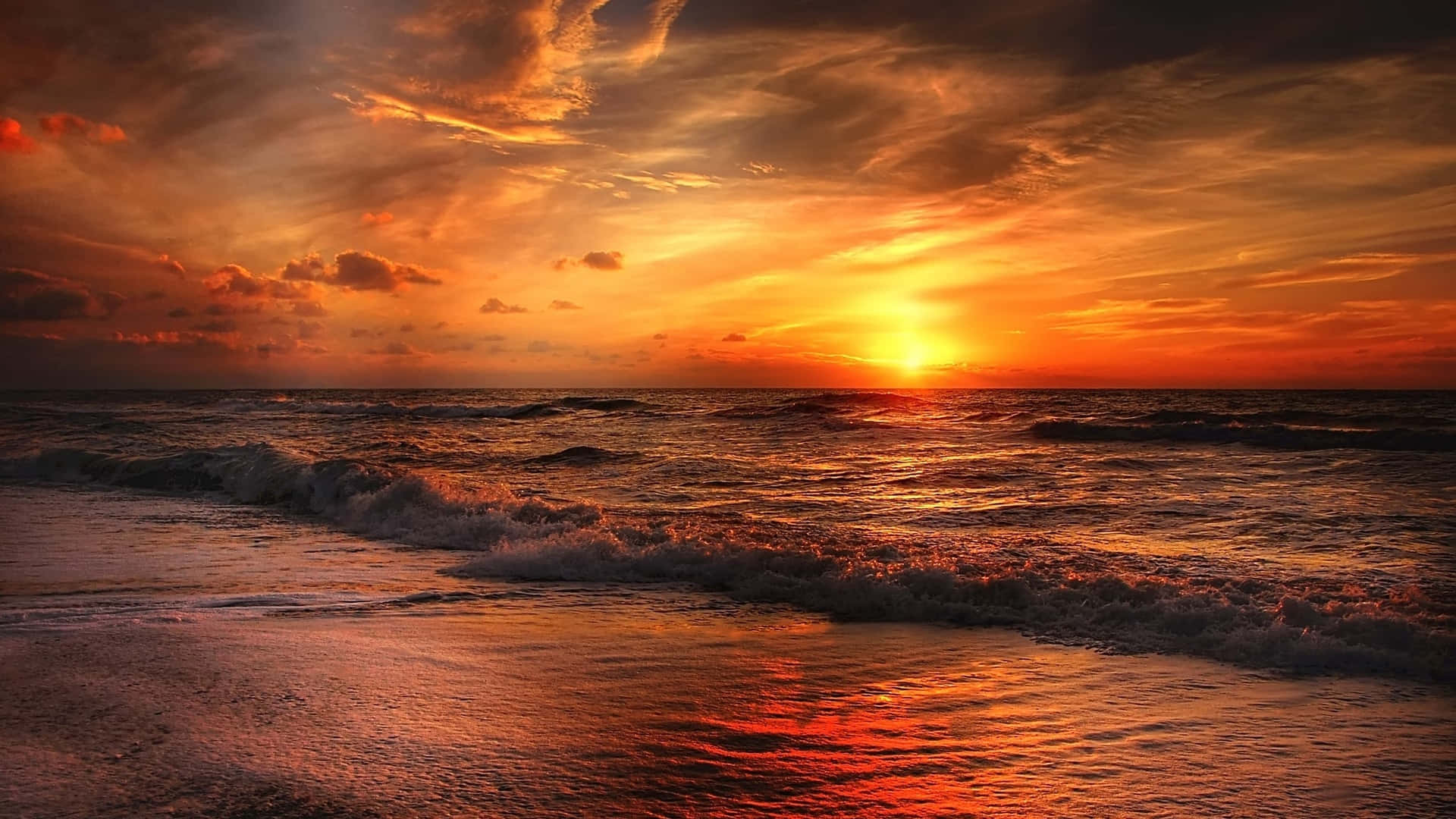 海上日落，海浪拍岸