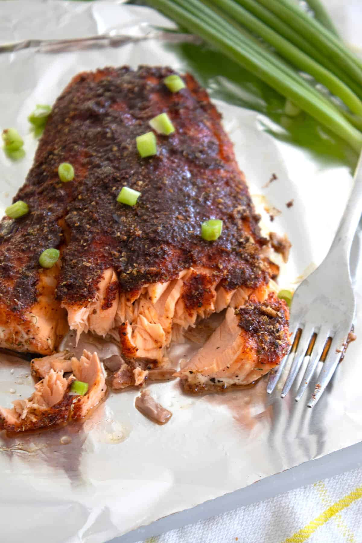 Salmon 桌布 壁紙 — 完美烤三文魚柳的特寫，帶有脆皮和新鮮青蔥，放在錫紙上。