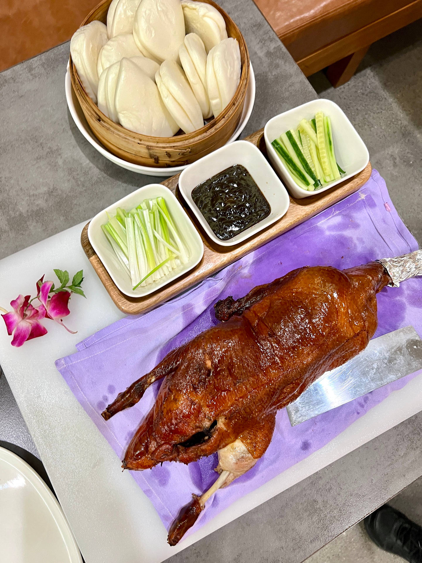 枱上嘅烤鴨配包同蔬菜